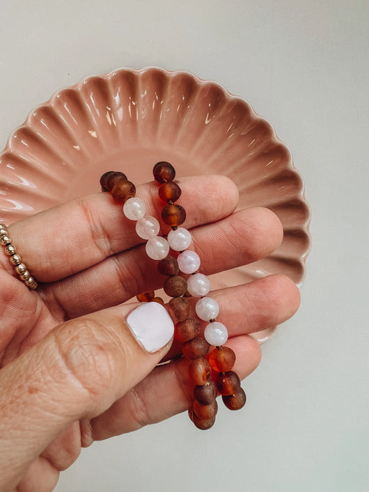 Âmbar Báltico Cognac Bruto + Quartzo Rosa || Pulseira Adulta