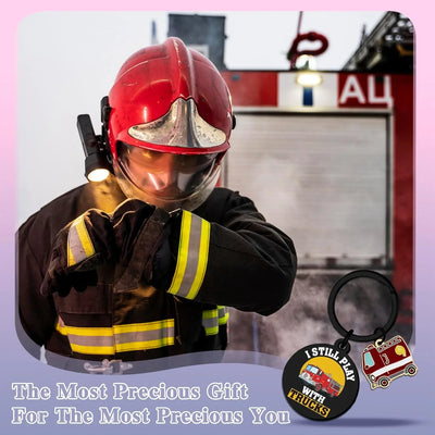 Llavero Divertido para Bomberos "I Still Play With Trucks" - Tekeno
