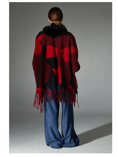 Chal Navideño Rojo con Cuello de Peluche, Diseño Jacquard y Borlas Geométricas - Image 10