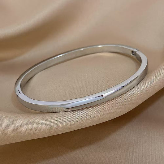 Pulsera Oval Curva Brillante en Acabado Sólido - Image 17