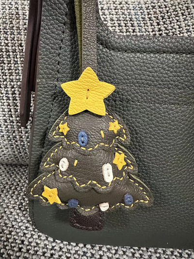 Estuche Artesanal para Llaves de Cuero de Oveja Navideño con Diseño Santa Claus - Image 9