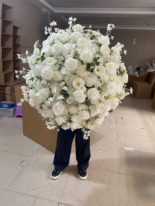 Bola Floral de Hortensias y Rosas para Decoración de Mesas de Boda - Image 16