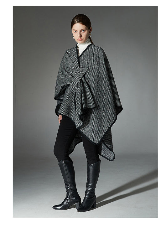 Chal Elegante Negro con Hebilla y Rayas - Image 10