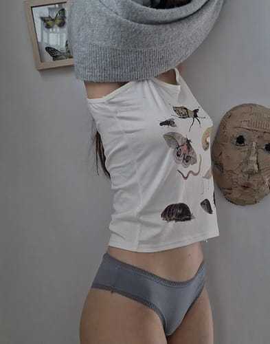 Crop Top Ajustado con Patrón de Tirantes y Estampado - Image 9