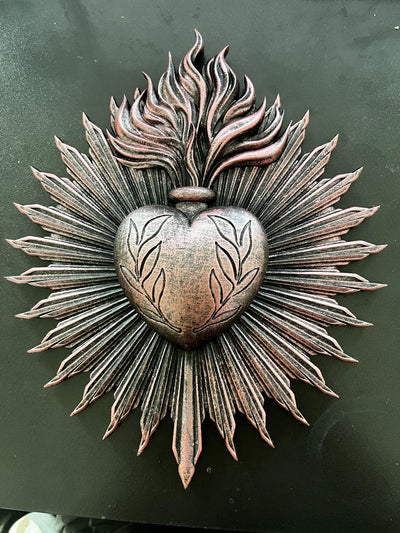 Ornamento Decorativo Corazón Sagrado en Relieve de Resina - Image 22
