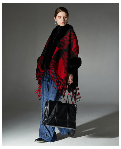 Chal Navideño Rojo con Cuello de Peluche, Diseño Jacquard y Borlas Geométricas - Image 12