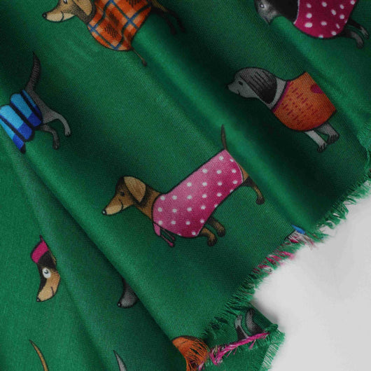 Pañoleta de Satén Estampada con Perro Salchicha - Image 32