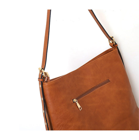 Bolsa Mensajero Grande de Capacidad con Remaches y Diseño Moderno - Image 20