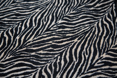 Capa Sudadera Negra con Patrón Moderno - Image 22