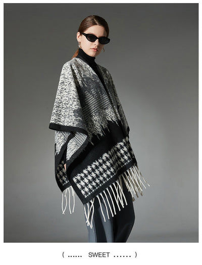 Capa Chal de Lana Cuadros Blanco y Negro con Borlas - Image 16