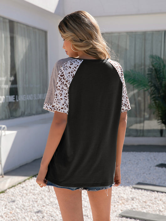 Playera Suelta con Estampado de Leopardo y Paneles - Cuello en V - Image 9