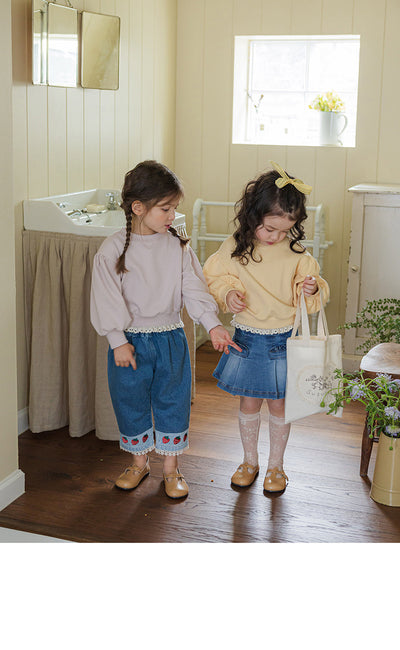 Jeans Casuales con Bordado de Fresa y Encaje - Image 21