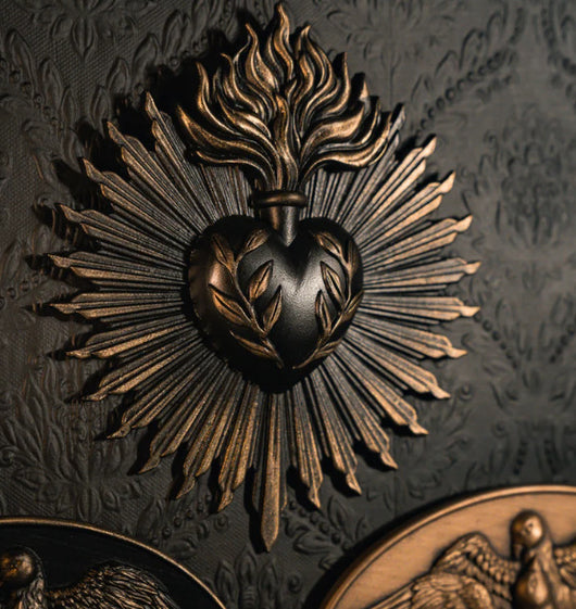 Ornamento Decorativo Corazón Sagrado en Relieve de Resina - Image 10