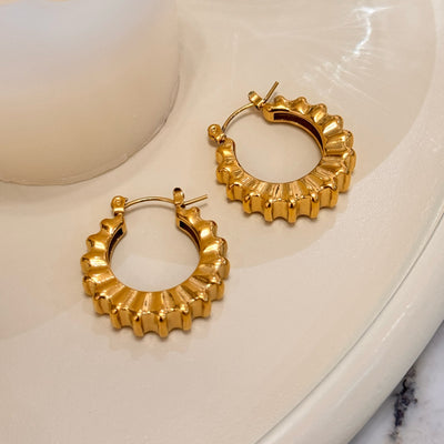 Aretes Vintage de Acero Titanio Chapado en Oro 18K con Diseño de Engranaje - Image 14