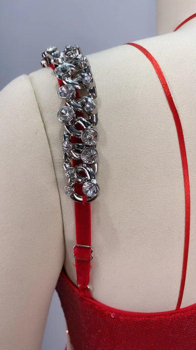 Vestido Rojo con Lentejuelas, Hombro Inclinado y Corte Midriff - Image 23