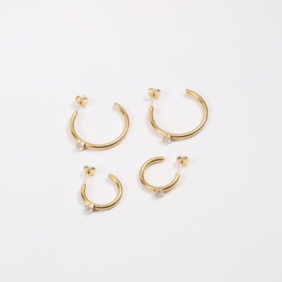 Aretes C con Circón en Acero Titanio Chapado en Oro 18K - Image 9