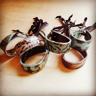 **Pulseira Fina de Couro em Turquesa Cowboy com Ajuste em Couro 001f