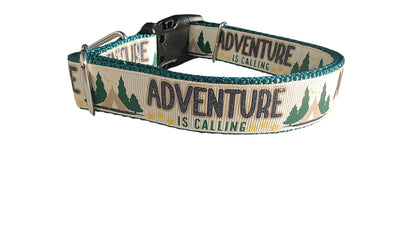 Coleira de Nylon com Glitter "A Aventura Está Chamando" para Cães