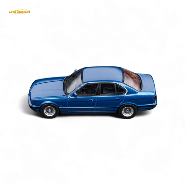 (Pré-venda) DCM BMW E34 5-Series Sedan Avis Metallic Blue 1:64