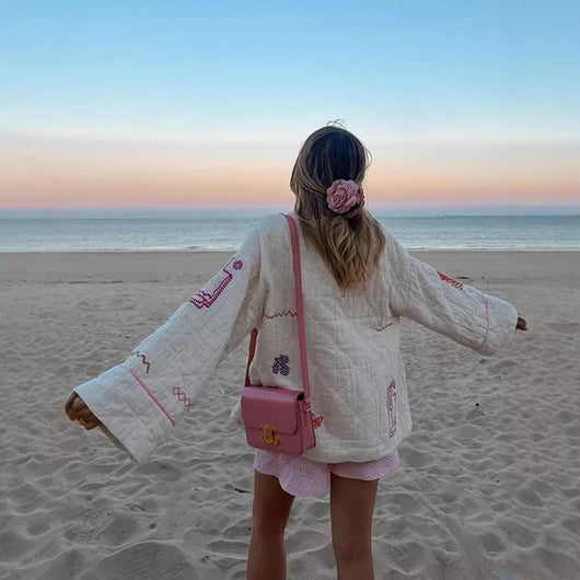 Kimono Casual Versátil con Bordado de Frutas y Cuello en V - Image 4