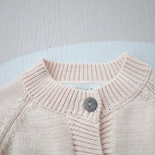 Conjunto de Cardigan Bordado a Mano para Niños con Gorro y Pantalón - Image 9