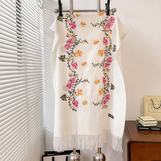 Bufanda Étnica de Invierno con Bordado Floral y Tacto de Cachemira - Image 6