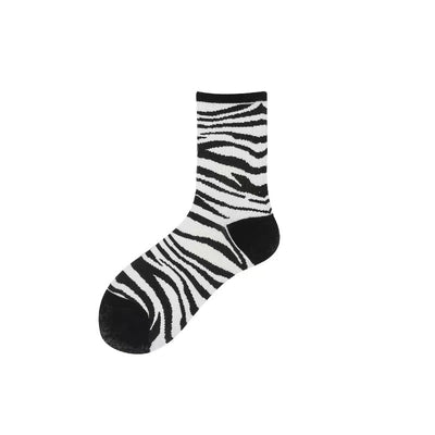 Calcetines Estampado Vaca Adorables para Mujer Negro y Blanco - Image 3