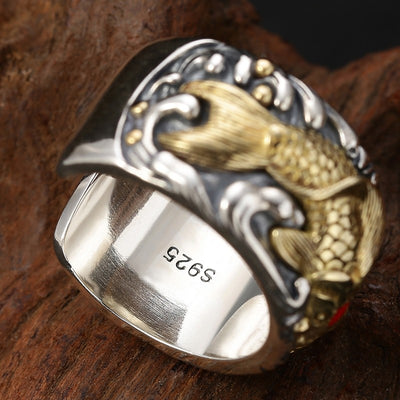 Anillo de Plata Esterlina para Hombre con Diseño Koi Ancho - Image 3