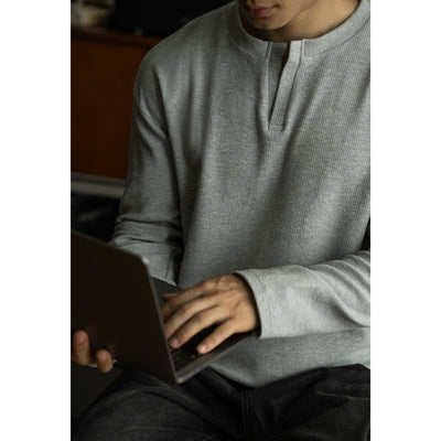 Camiseta Básica Cuello V Manga Larga para Hombre - Image 3
