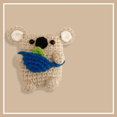 Mochila Tejida Artesanal con Diseño Koala y Funda para Auriculares - Image 17