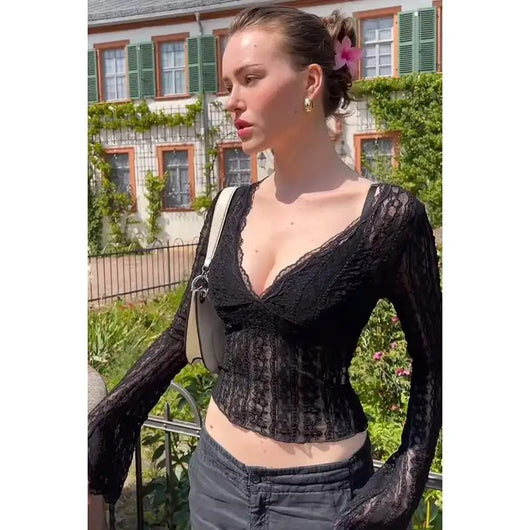 Blusa Ajustada con Escote V y Mangas Acampanadas - Image 10