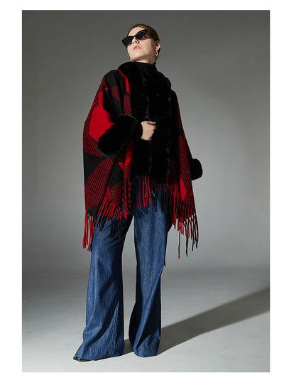 Chal Navideño Rojo con Cuello de Peluche, Diseño Jacquard y Borlas Geométricas - Image 5
