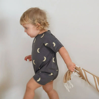 Pelele de Algodón para Bebé - Diseño Luna Torcida Verano - Image 9