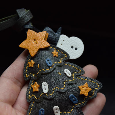Estuche Artesanal para Llaves de Cuero de Oveja Navideño con Diseño Santa Claus - Image 3