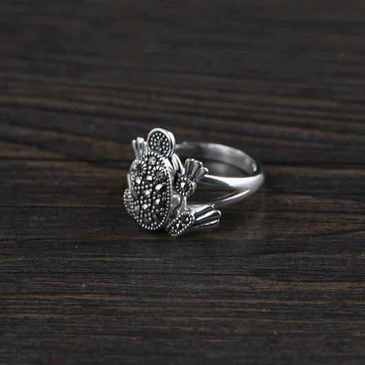 Anillo de Plata Thai Vintage con Diseño de Cigarra y Rana Dorada - Image 6