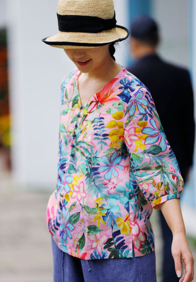 Blusa Literaria de Algodón y Lino con Cuello en V para Viajeras - Image 12