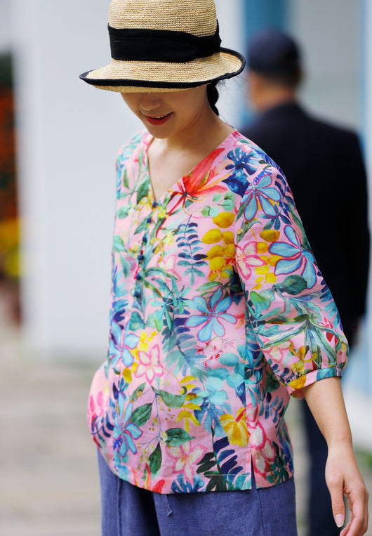 Blusa Literaria de Algodón y Lino con Cuello en V para Viajeras - Image 12