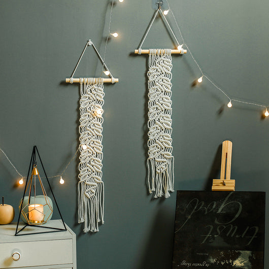 Tapiz Bohemio con Patrones Tejidos y Joyería Minimalista - Image 2