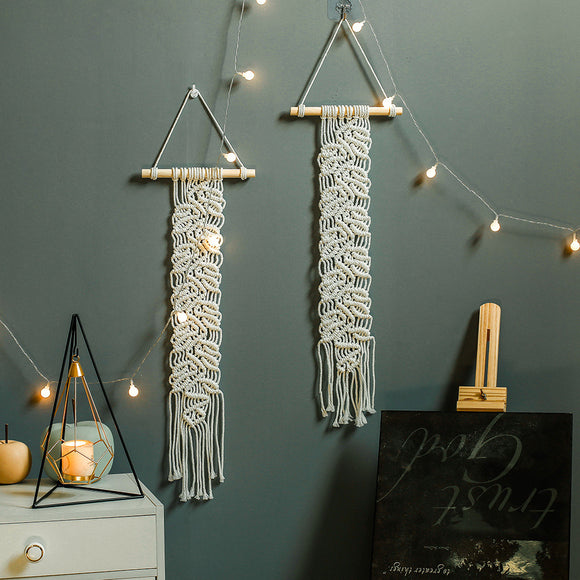 Tapiz Bohemio con Patrones Tejidos y Joyería Minimalista
