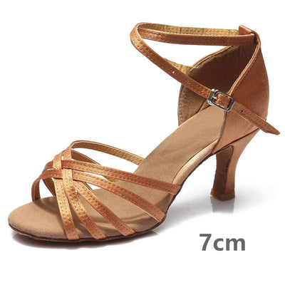 Zapatos de Satén para Baile Latino en Interiores - Image 11