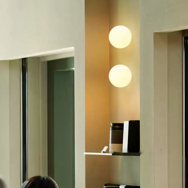 Lámpara de Pared Minimalista con Esfera de Vidrio para Sala de Estar