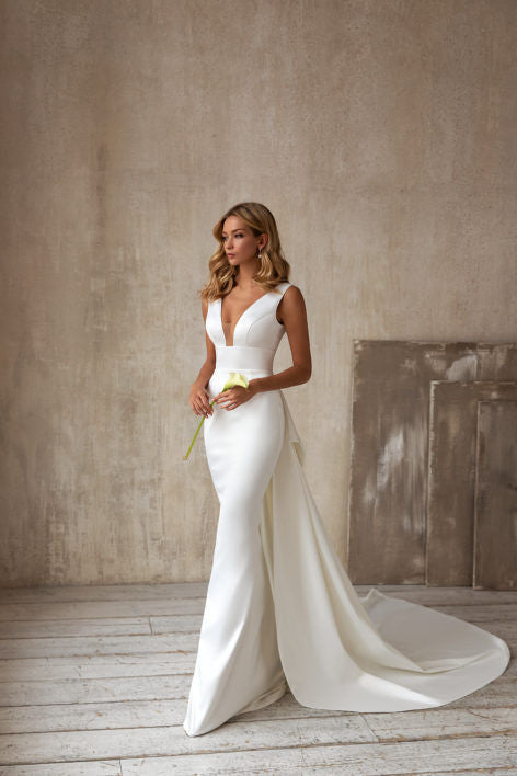 Vestido de Novia Elegante Escote V sin Mangas con Cola Larga - Image 2