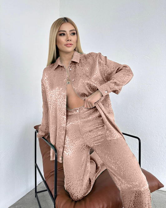 Conjunto de Dos Piezas Mujer con Camisa Estampado Leopardo y Pantalón - Image 24