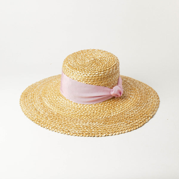 Gorro Tejido con Patrón de Onda y Trenza de Paja