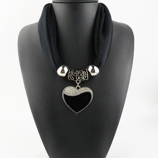 Pañuelo Elegante con Dije de Corazón para Mujer