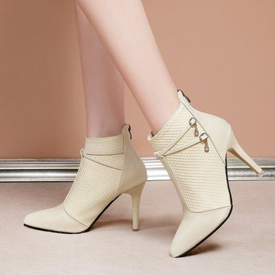 Botas Stiletto Puntiagudas Negras a la Altura del Tobillo - Image 13