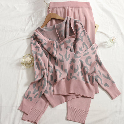 Conjunto Tres Piezas Estampado Leopardo con Chaleco y Cardigan con Capucha - Image 26
