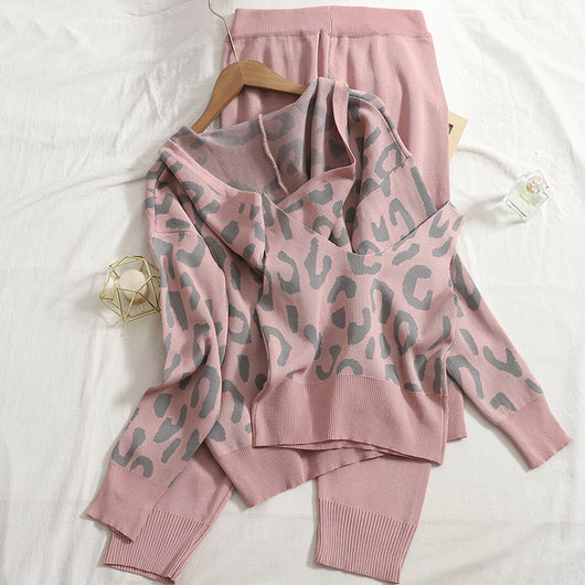 Conjunto Tres Piezas Estampado Leopardo con Chaleco y Cardigan con Capucha - Image 26