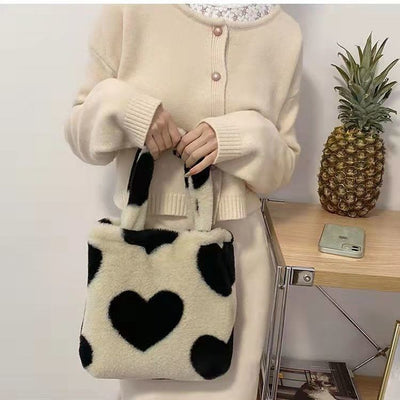 Bolso Peludo de Invierno con Diseño de Corazón Negro - Image 5
