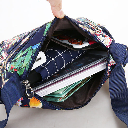 Bolsa Impresa para Mujer con Diseño de Paisaje y Flores Trendy - Image 3